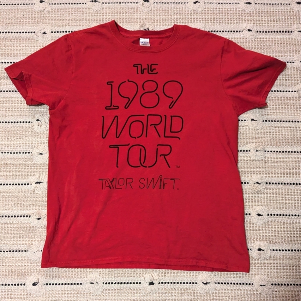 Taylor Swift 1989 world tour t-shirt- large
